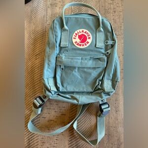 FJALLRAVEN KÅNKEN MINI BACKPACK IN FROST GREEN